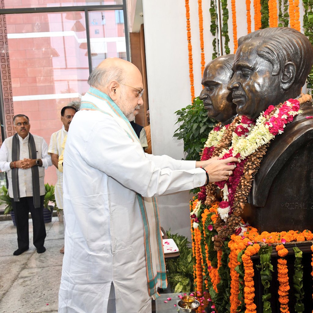 केन्द्रीय गृह मंत्री अमित शाह और दिल्‍ली की मुख्‍यमंत्री रेखा गुप्‍ता ने पंडित दीनदयाल उपाध्याय की जयंती के अवसर पर श्रद्धांजलि अर्पित की