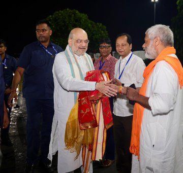 केंद्रीय गृह मंत्री अमित शाह ने कोलकाता के संतोष मित्रा स्क्वायर स्थित दुर्गा पूजा पंडाल का दौरा किया