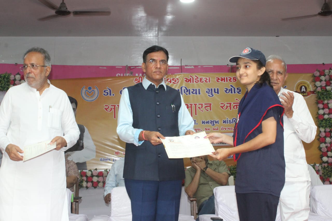 કેન્દ્રીય મંત્રી ડૉક્ટર મનસુખ માંડવિયા આજે પોરબંદરમાં આયોજિત આત્મનિર્ભર ભારત કાર્યક્રમમાં ઉપસ્થિત રહ્યા.