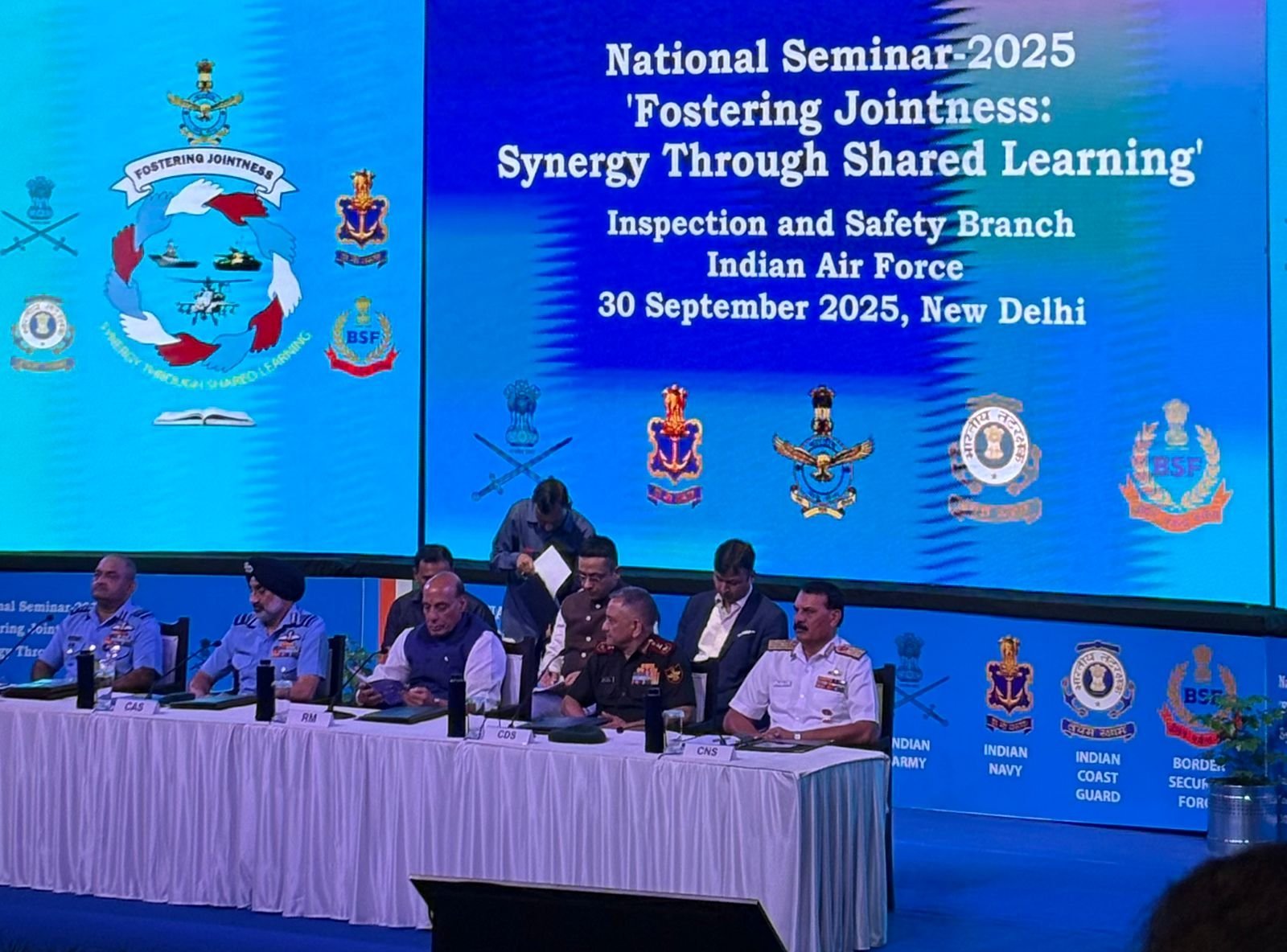 સંરક્ષણ મંત્રી રાજનાથ સિંહે જણાવ્યું હતું કે 21મી સદીમાં સશસ્ત્ર દળો વચ્ચે આંતર-કાર્યક્ષમતા અને સંકલન અનિવાર્ય આવશ્યકતા