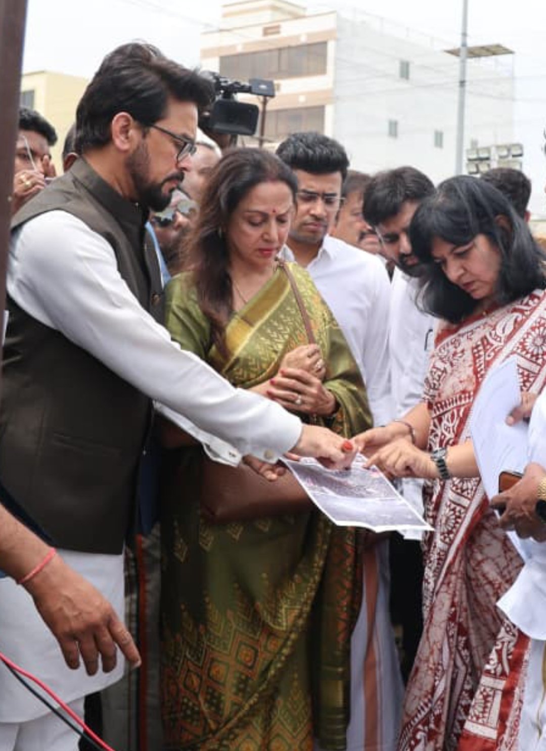 সংসদ সদস্য অভিনেত্রী হেমামালিনীর নেতৃত্বে এনডিএ প্রতিনিধিদল পদপিষ্ট হওয়ার কারণ অনুসন্ধানের জন্য একদিনের করুর সফরে করছেন।