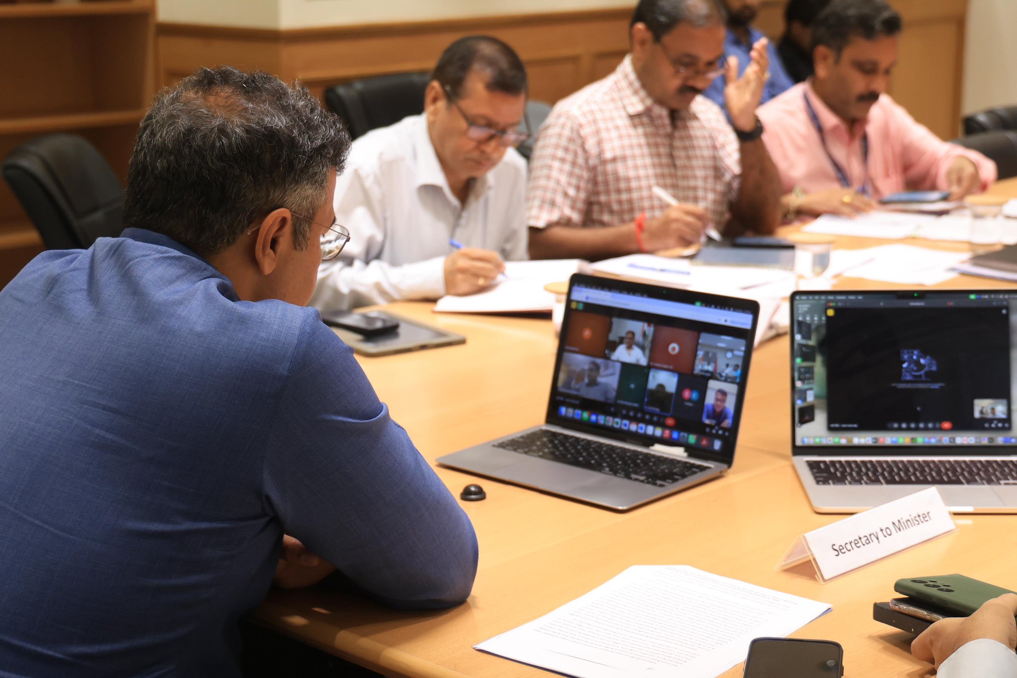 दिल्ली: मंत्री परवेश साहिब सिंह ने सभी ज़िलों के जिला मजिस्ट्रेट के साथ यमुना और संभावित बाढ़ की स्थिति को लेकर समीक्षा बैठक की