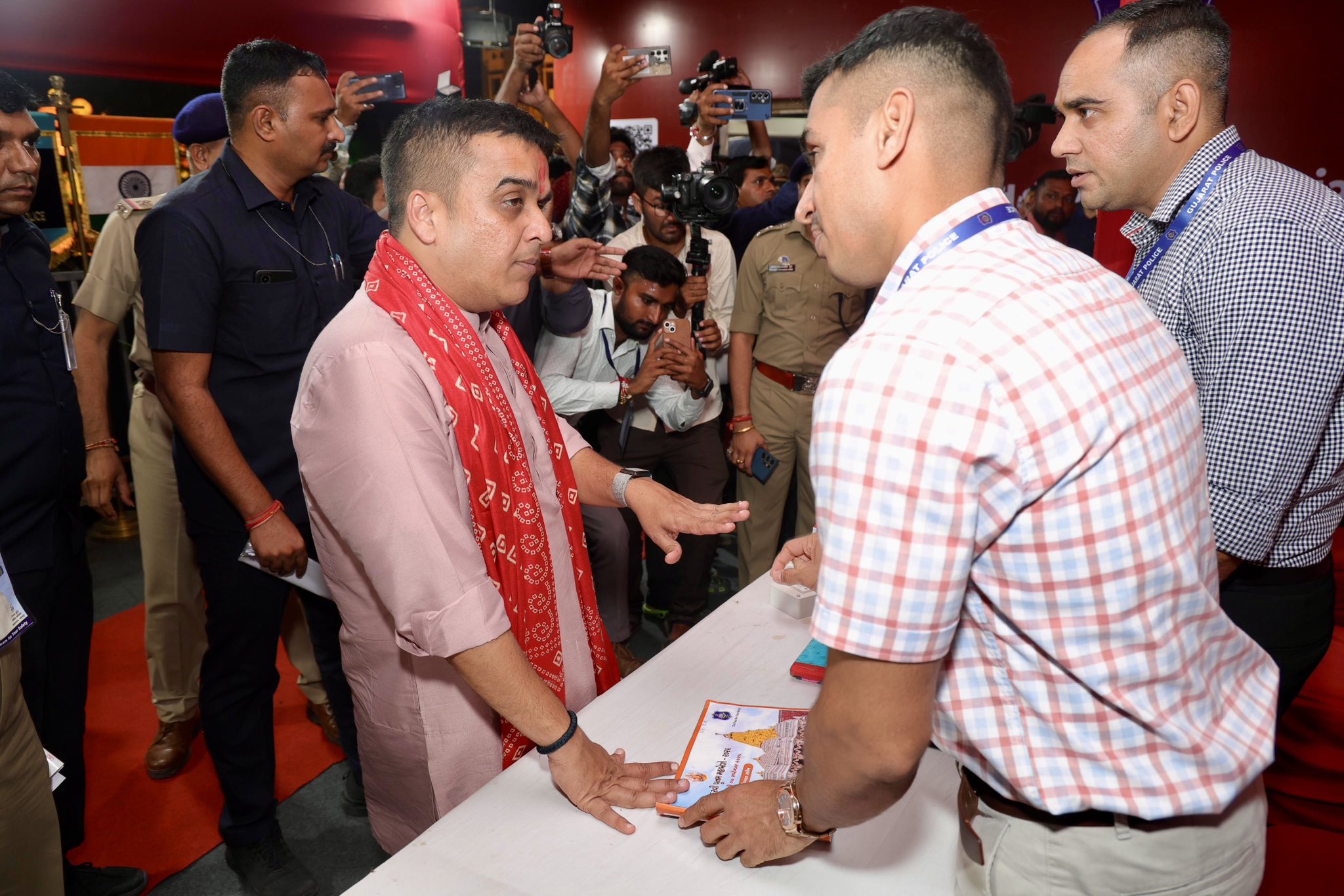 અંબાજી ખાતે યોજાઈ રહેલા ભાદરવી પૂનમનાં મેળામાં ગૃહ રાજ્યમંત્રી હર્ષ સંઘવીએ વિવિધ સુવિધાઓનું નિરિક્ષણ કર્યું