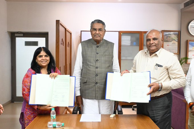 પશુપાલન મંત્રી રાઘવજી પટેલની ઉપસ્થિતિમાં પશુપાલન વિભાગ અને કામધેનુ વિશ્વવિદ્યાલય વચ્ચે સમજૂતી કરાર-MoU કરાયા