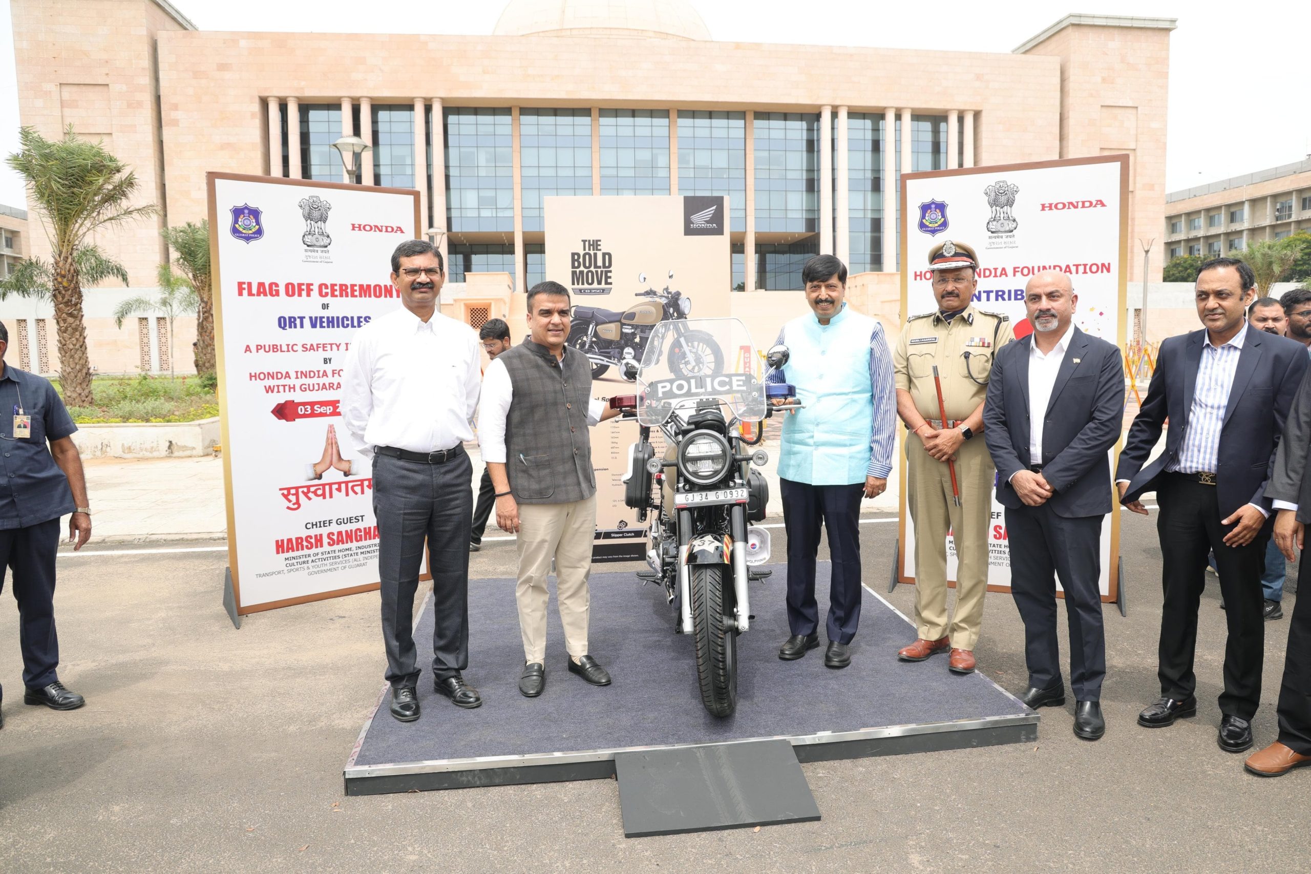 ગૃહ રાજ્યમંત્રી હર્ષ સંઘવીએ ગાંધીનગર ખાતેથી ત્વરિત પ્રતિભાવ ટુકડીના 50 બાઇકને લીલીઝંડી આપી.