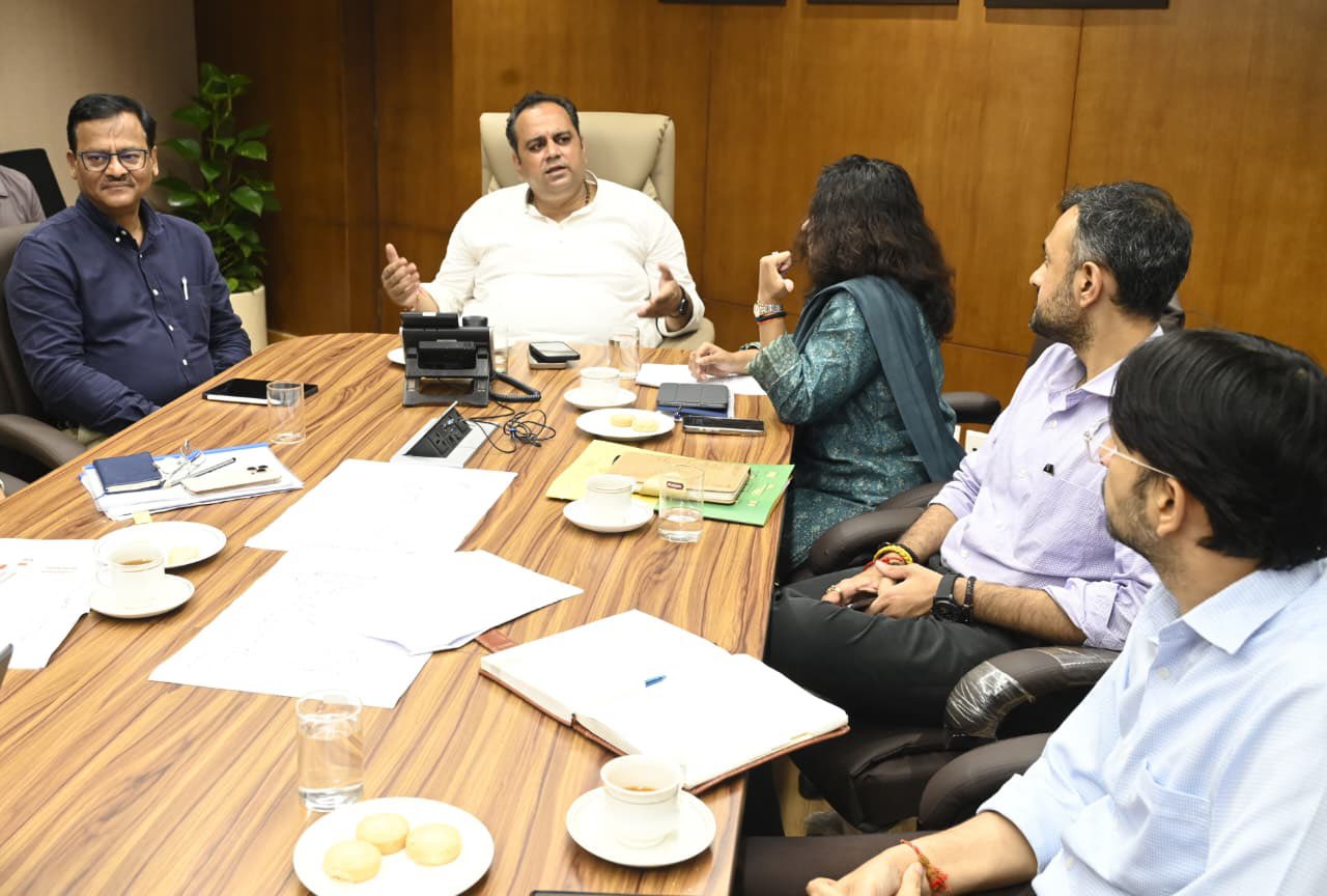 दिल्ली: परिवहन मंत्री डॉ पंकज कुमार सिंह ने डीटीसी बस डिपो के क्षेत्रीय प्रबंधकों के साथ की महत्वपूर्ण बैठक