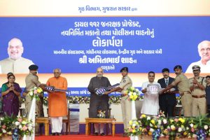 કેન્દ્રીય ગૃહ અને સહકાર મંત્રી અમિત શાહે પોલીસ, એમ્બુલન્સ ફાયર, ચાઇલ્ડ હેલ્પલાઇન સહિતની સેવાઓ માટે ડાયલ 112 સેવાનો આરંભ કરાવ્યો