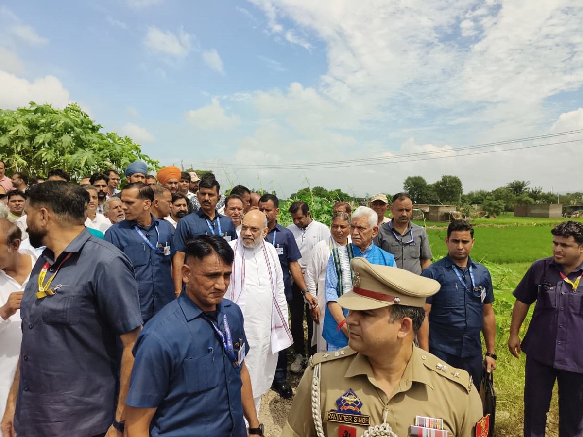 केंद्रीय गृह मंत्री ने जम्मू के विक्रम चौक और तवी पुल पर बाढ़ प्रभावित इलाकों का दौरा किया