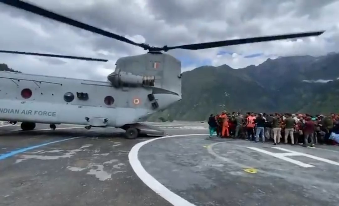 वायु सेना ने जम्‍मू-कश्‍मीर और हिमाचल प्रदेश के बाढ़ व भूस्खलन प्रभा‍वित क्षेत्रों में बड़ा मानवीय सहायता अभियान चलाया