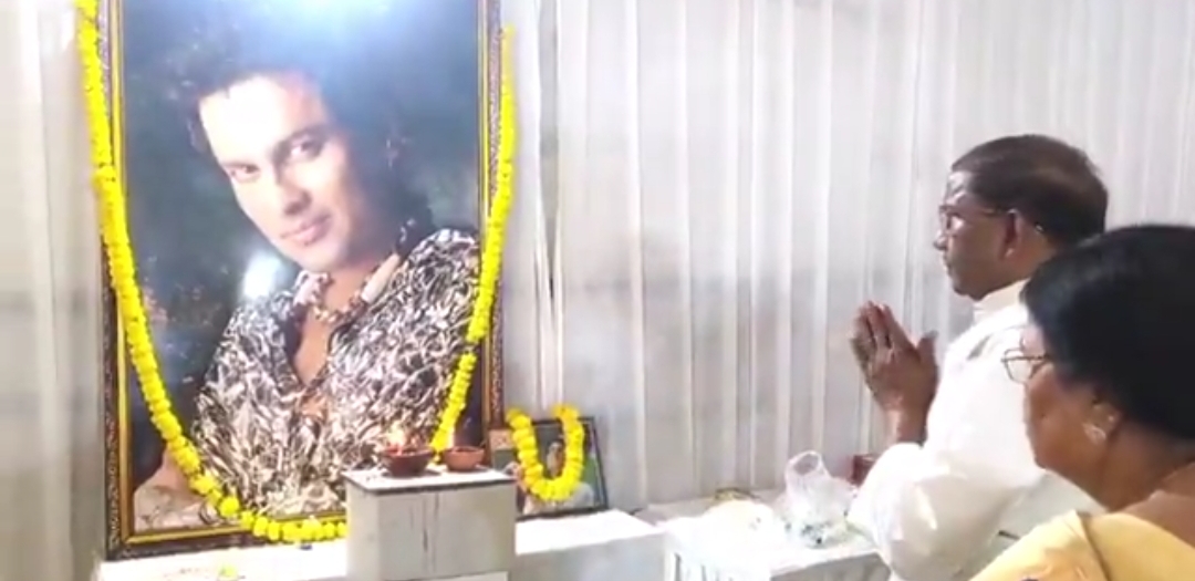 জুবিন গাৰ্গৰ বাসগৃহত শিল্পীগৰাকীক শ্রদ্ধা ৰাজ্যপাল লক্ষ্মণ প্ৰসাদ আচাৰ্যৰ