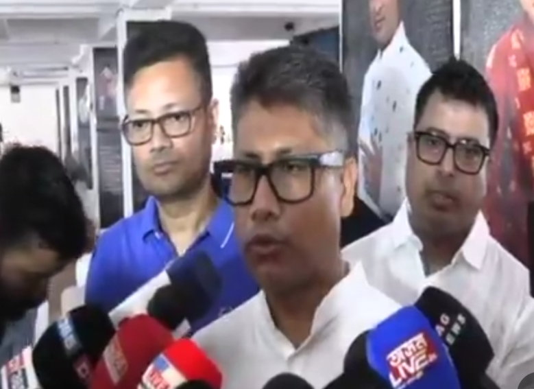 প্ৰাণৰ শিল্পী জুবিন গাৰ্গৰ পত্নী গৰিমা শ‍ইকীয়া গাৰ্গৰ লগতে আত্মীয়ক সাক্ষাৎ কৰি মন্ত্ৰী পীযূষ হাজৰিকাৰ সমবেদনা জ্ঞাপন