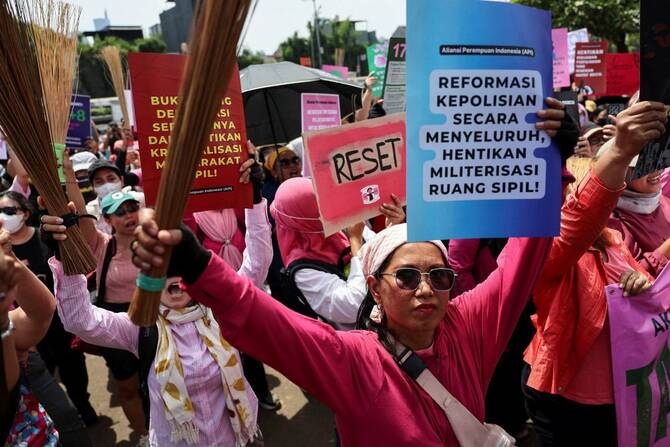 Indonesia: Women in pink wave brooms in protest & call for reforms