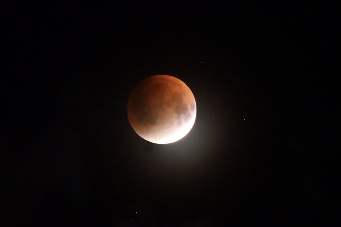 Skywatchers Witness Spectacular Total Lunar Eclipse, ‘Blood Moon’