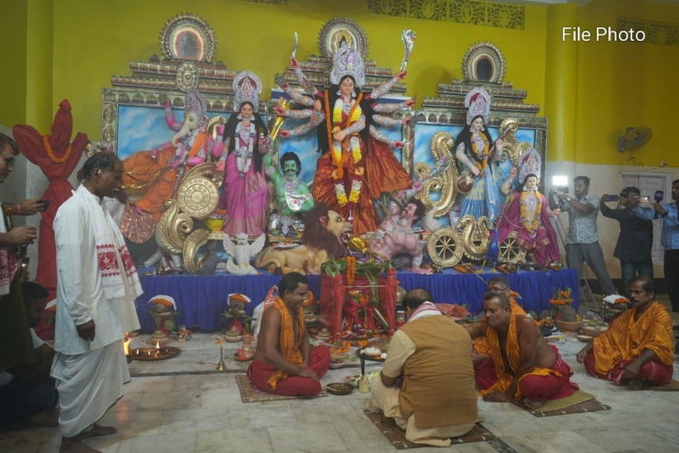 শাৰদীয় দুর্গাপূজাৰ সপ্তমীৰ দিন মুখ্যমন্ত্ৰী ড° হিমন্ত বিশ্ব শৰ্মাই গুৱাহাটী মহানগৰীৰ কেইবাখনো পূজা মণ্ডপত দেৱীৰ আশীষ গ্রহণ