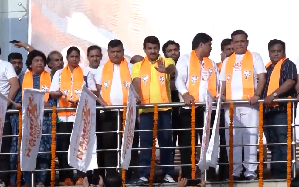 কেন্দ্রীয় মন্ত্রী রাজভূষণ চৌধুরী এবং সাংসদ মনোজ তিওয়ারি নতুন দিল্লীতে নম যুব দৌড়ের সূচনা করেছেন