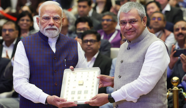 পাইলট লাইনৰ মেড ইন ইণ্ডিয়া ছিপছৰ প্ৰথমটো ছেট প্রধানমন্ত্ৰী নৰেন্দ্ৰ মোদীক উপহাৰ