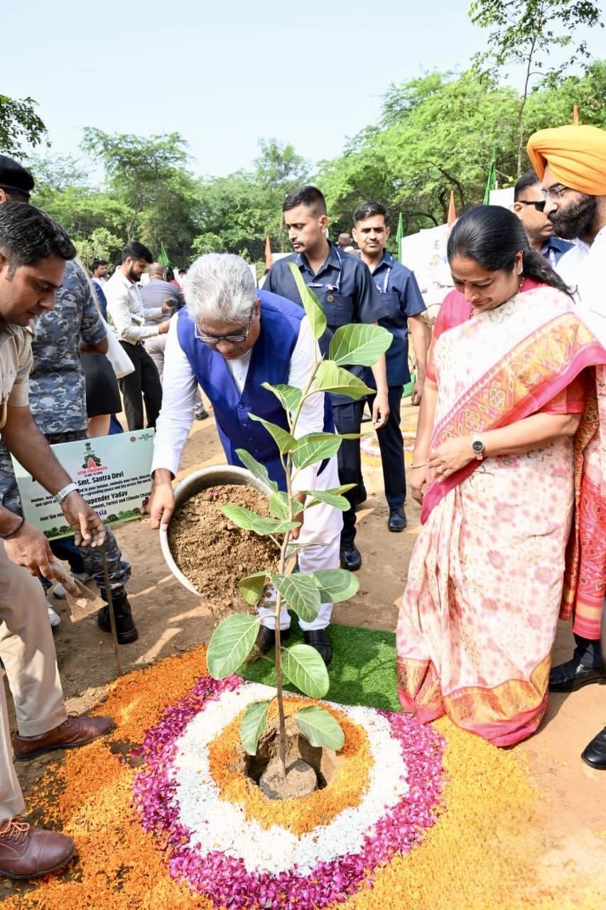 केन्द्रीय मंत्री भूपेन्द्र यादव ने “एक पेड़ माँ के नाम 2.0” अभियान में किया वृक्षारोपण