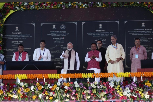 দেশত ৩৭ হাজাৰ কোটি টকা ব্যয় সাপেক্ষে স্বদেশী প্রযুক্তিৰে নিৰ্মিত ৯৭,৫০০টা ফ’ৰ জি মোবাইল টাৱাৰ উদ্বোধন প্ৰধানমন্ত্ৰী মোদীৰ