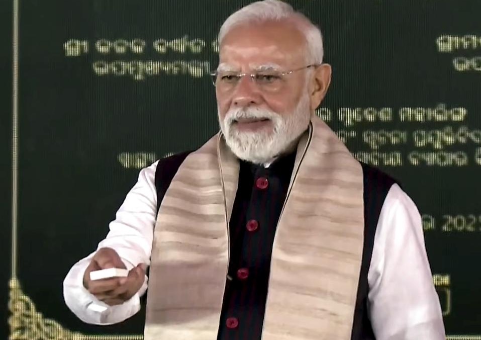 وزیرِ اعظم نے اڈیشہ میں Brahmapur اور سورت میں Udhna کے درمیان گجرات کی پہلی امرت بھارت ایکسپریس کو ورچوئل طریقے پر جھنڈی دکھاکر روانہ کیا