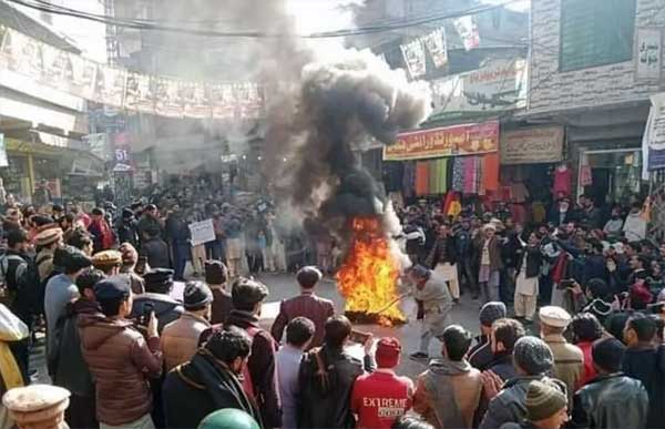 पीओेजेके में सरकार के खिलाफ भड़के विरोध प्रदर्शन में 2 लोगों की मौत, कई घायल