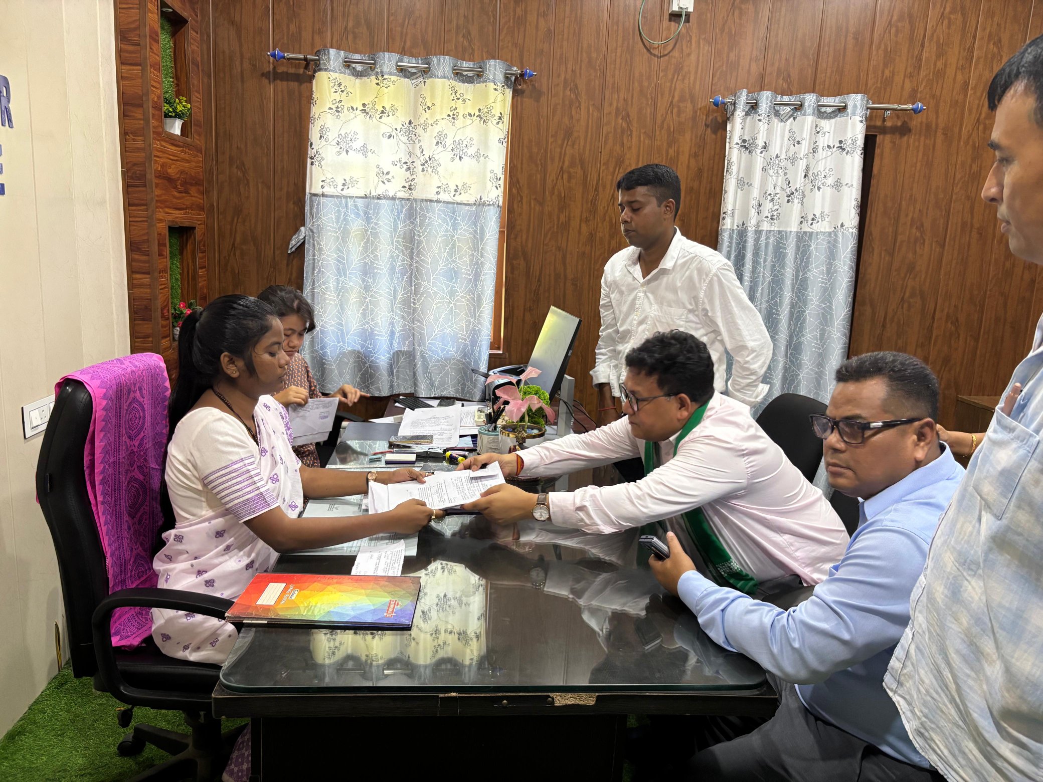 বিটিচি নিৰ্বাচনৰ বাবে বিভিন্ন ৰাজনৈতিক দলৰ কেইবাগৰাকীও প্ৰাৰ্থীৰ মনোনয়ন পত্ৰ দাখিল
