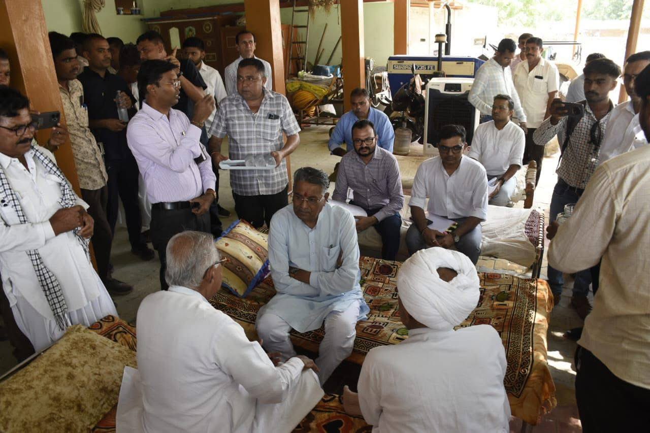 કૃષિમંત્રી રાઘવજી પટેલે આજે બનાસકાંઠાના થરાદ, વાવ અને સુઈગામ તાલુકાના અતિવૃષ્ટિથી અસરગ્રસ્ત ગામની મુલાકાત લીધી.