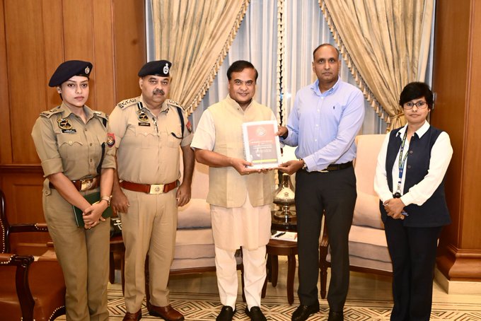 মুখ্যমন্ত্রী ড° হিমন্ত বিশ্ব শৰ্মাৰ ওচৰত এছ আই টিৰ প্ৰতিবেদন দাখিল