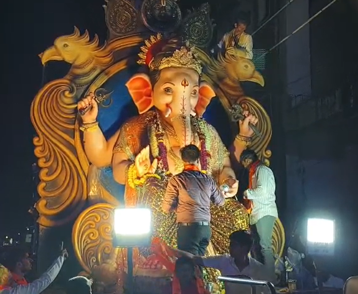 राज्यात ठिकठिकाणी भक्तीभावानं गणरायाला निरोप
