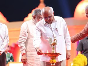 મુખ્યમંત્રી ભૂપેન્દ્ર પટેલે ગુજરાતમાં અમદાવાદ ખાતે આવેલા યુનિવર્સિટી ગ્રાઉન્ડ ખાતેથી વાઇબ્રન્ટ નવરાત્રિ મહોત્સવનો આરંભ કારવ્યો