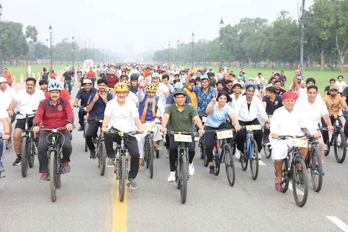 કેન્દ્રીય મંત્રી મનસુખ માંડવિયાએ દિલ્હીમાં સન્ડે ઓન સાયકલ અભિયાનમાં ભાગ લેતા કહ્યું કે સરકારે સાયકલ પરનો જીએસટી ઘટાડ્યો