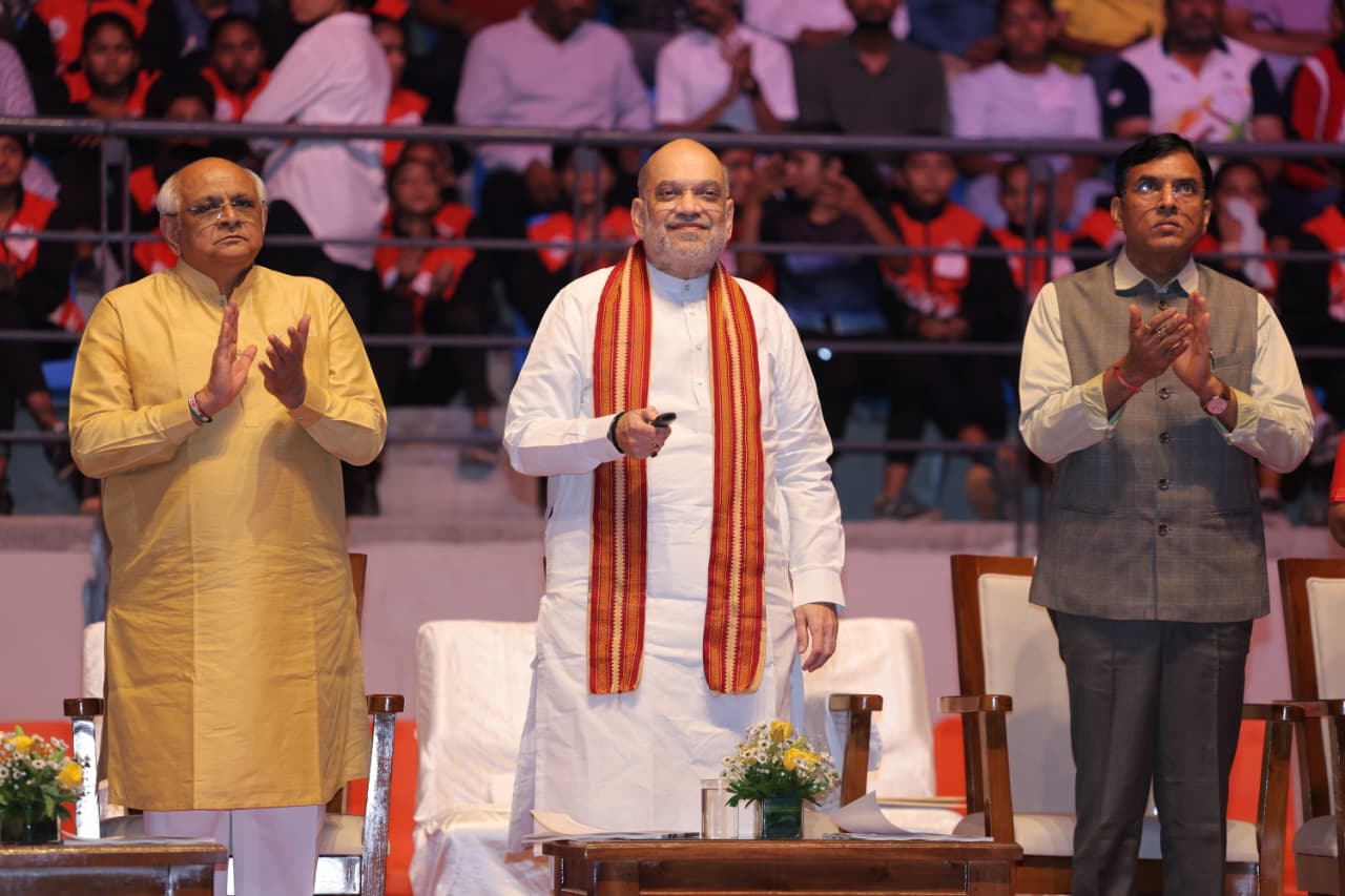 શ્રી શાહે અમદાવાદમાં 825 કરોડ રૂપિયાના ખર્ચે તૈયાર થયેલા દેશના સૌથી મોટા અને આધુનિક રમતગમત સંકુલનું ઉદ્ઘાટન કર્યું