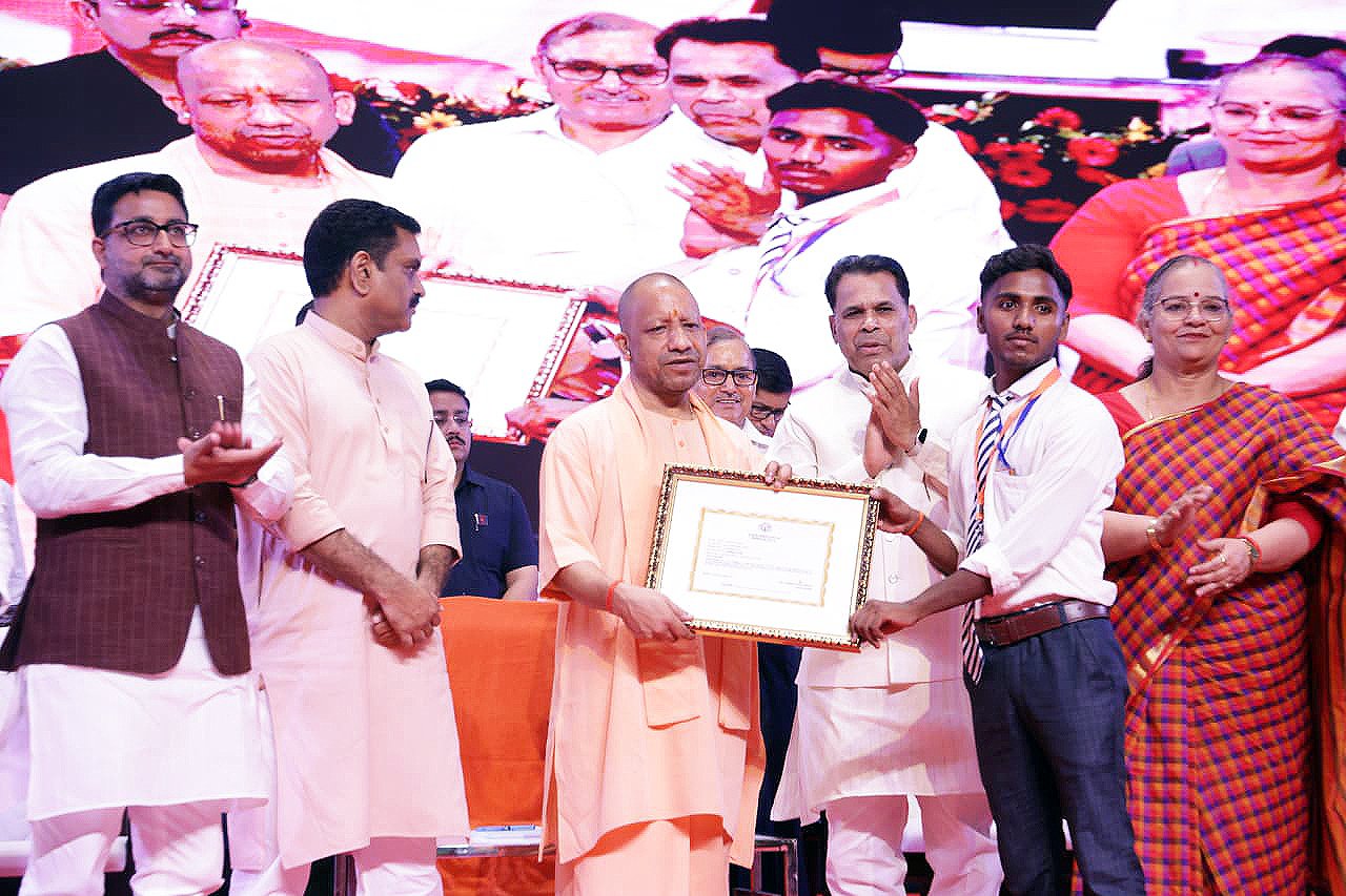 मुख्यमंत्री योगी ने चार लाख से अधिक विद्यार्थियों को प्रदान की छात्रवृत्ति