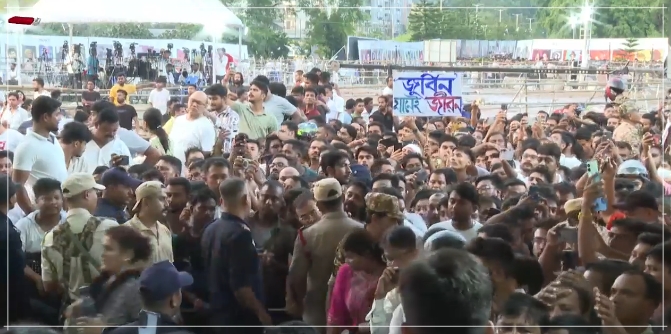 অসমৰ সংগীত আকাশৰ জ্যোতিষ্কক শেষবাৰৰ বাবে ওচৰৰ পৰা চাবলৈ আজিও অগণন লোক সৰুসজাই ষ্টেডিয়ামত সমবেত