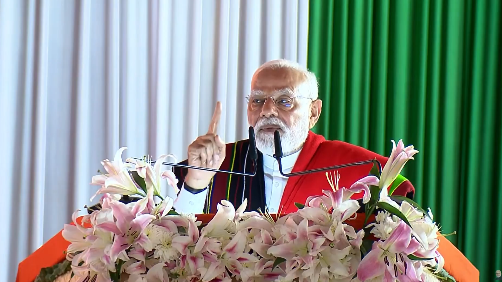 وزیر اعظم نے منی پور کے شہر امپھال میں ایک ہزار 200 کروڑ روپئے مالیت کے کئی ترقیاتی پروجیکٹوں کا افتتاح کیا اور کہا کہ سرکار ریاست میں امن واستحکام کو یقینی بنانے کی خاطر لگاتار کام کر رہی ہے