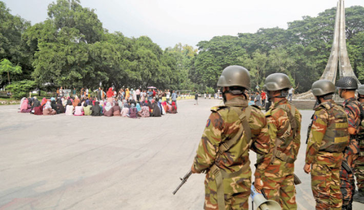 बांग्लादेश: छात्र समूहों के बीच झड़पों और परिसरों में बढ़ती अशांति के बाद देश के कई विश्वविद्यालयों में तनाव 
