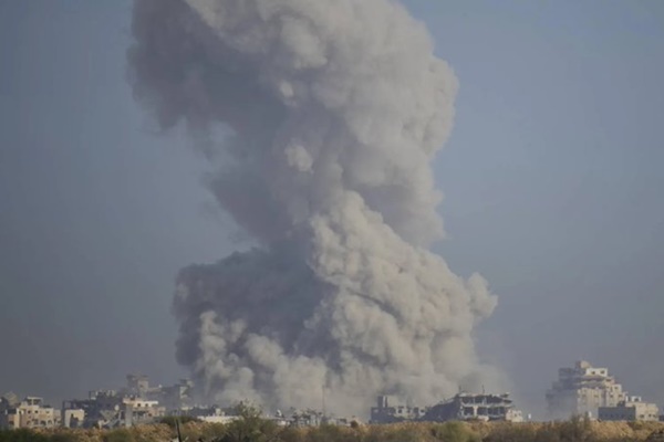 Israeli Forces Kill at Least 31 Palestinians, Blow Up Residential Buildings as Tanks Advance in Gaza City
