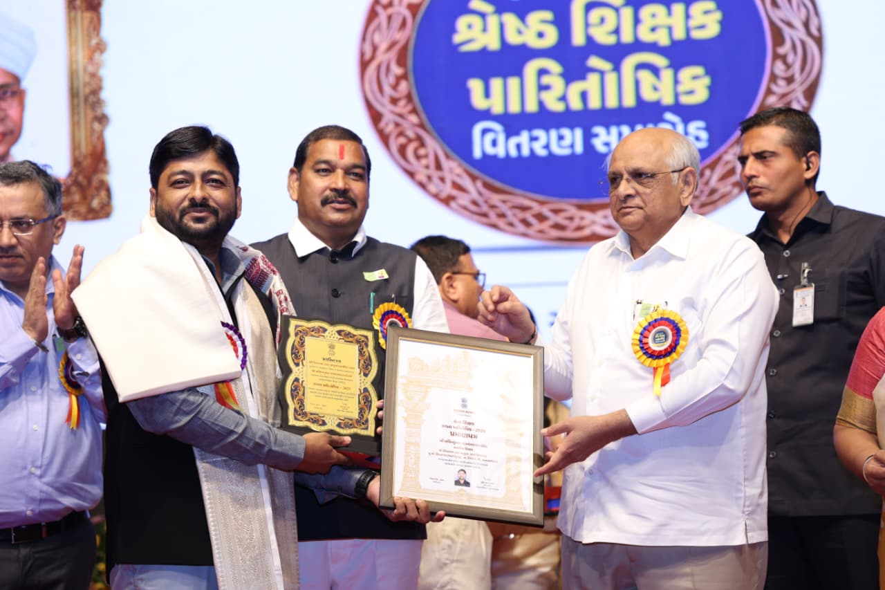 મુખ્યમંત્રી ભૂપેન્દ્ર પટેલે શિક્ષક દિન નિમિત્તે આજે અમદાવાદમાં રાજ્યના શિક્ષકોને શ્રેષ્ઠ શિક્ષક પારિતોષિક એનાયત કર્યા.
