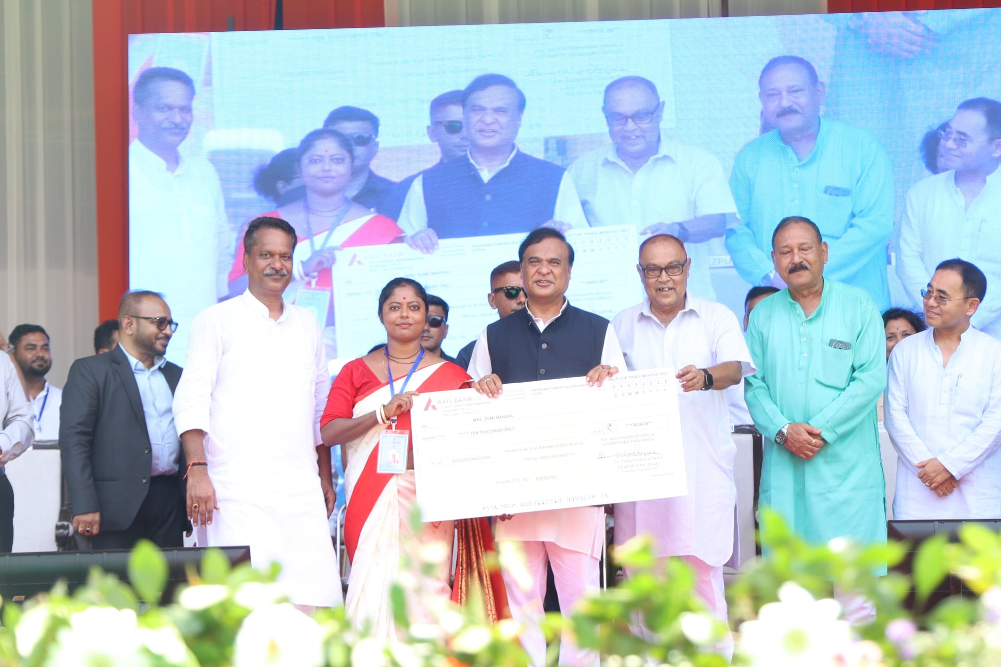 মহিলা উদ্যমিতা অভিযানৰ অধীনত ঢেকীয়াজুলিত ৩১,২২৪ গৰাকী সদস্যাক মুখ্যমন্ত্ৰীৰ চেক বিতৰণ