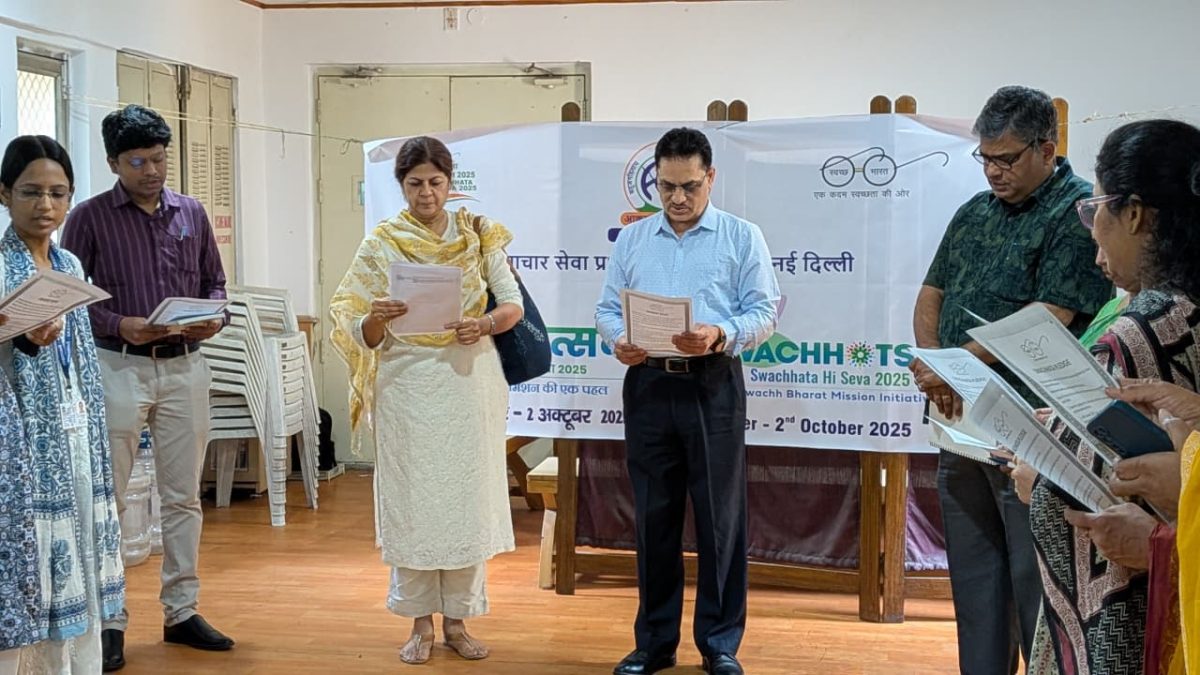 Akashvani DG Rajeev Kumar Jain leads Swachhata Pledge during Seva Pakhwada