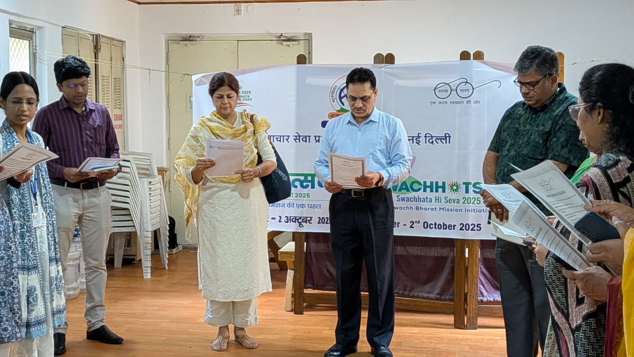 Akashvani DG Rajeev Kumar Jain leads Swachhata Pledge during Seva Pakhwada