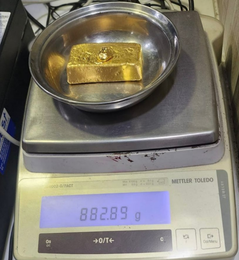 દુબઇથી આવેલા ત્રણ મુસાફરો પાસેથી અઢી કરોડના સોના સાથે અમદાવાદ એરપોર્ટ પરથી ઝડપાયાં