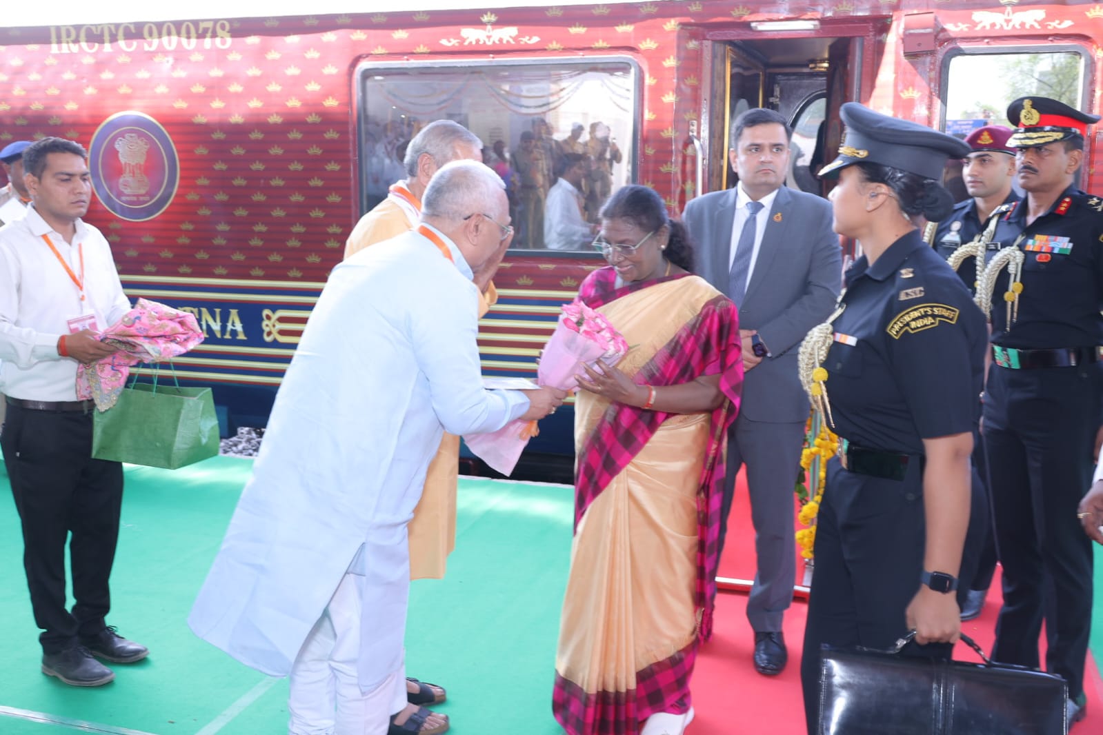 صدرِ جمہوریہ دروپدی مرمو آج اترپردیش کے وِرندا وَن کے دن بھر کے دورے پر ہیں۔