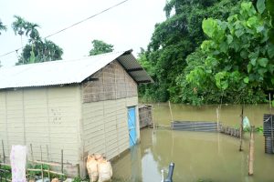 ধাৰাষাৰ বৰষুণৰ ফলত উজনি আৰু মধ্য অসমৰ ভালেমান অঞ্চল বানৰ কবলত