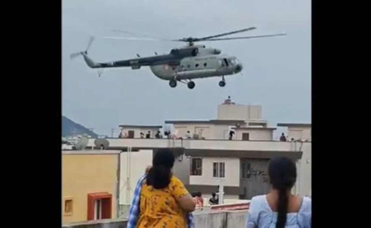 उधमपुर की दम्मोट पंचायत में वायु सेना ने हेलिकॉप्टर से पहुंचाई छह टन राहत सामग्री