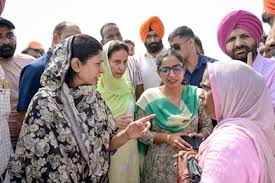 खेल राज्यमंत्री रक्षा निखिल खडसे ने पंजाब जिले में बाढ़ प्रभावित इलाकों के परिवारों से बातचीत की