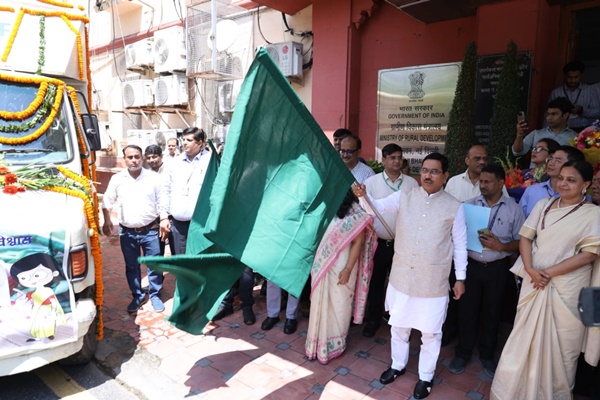 Union Minister Pralhad Joshi Flags Off Mobile Vans Selling Subsidised Onions at ₹24/kg in Delhi, Mumbai, Ahmedabad