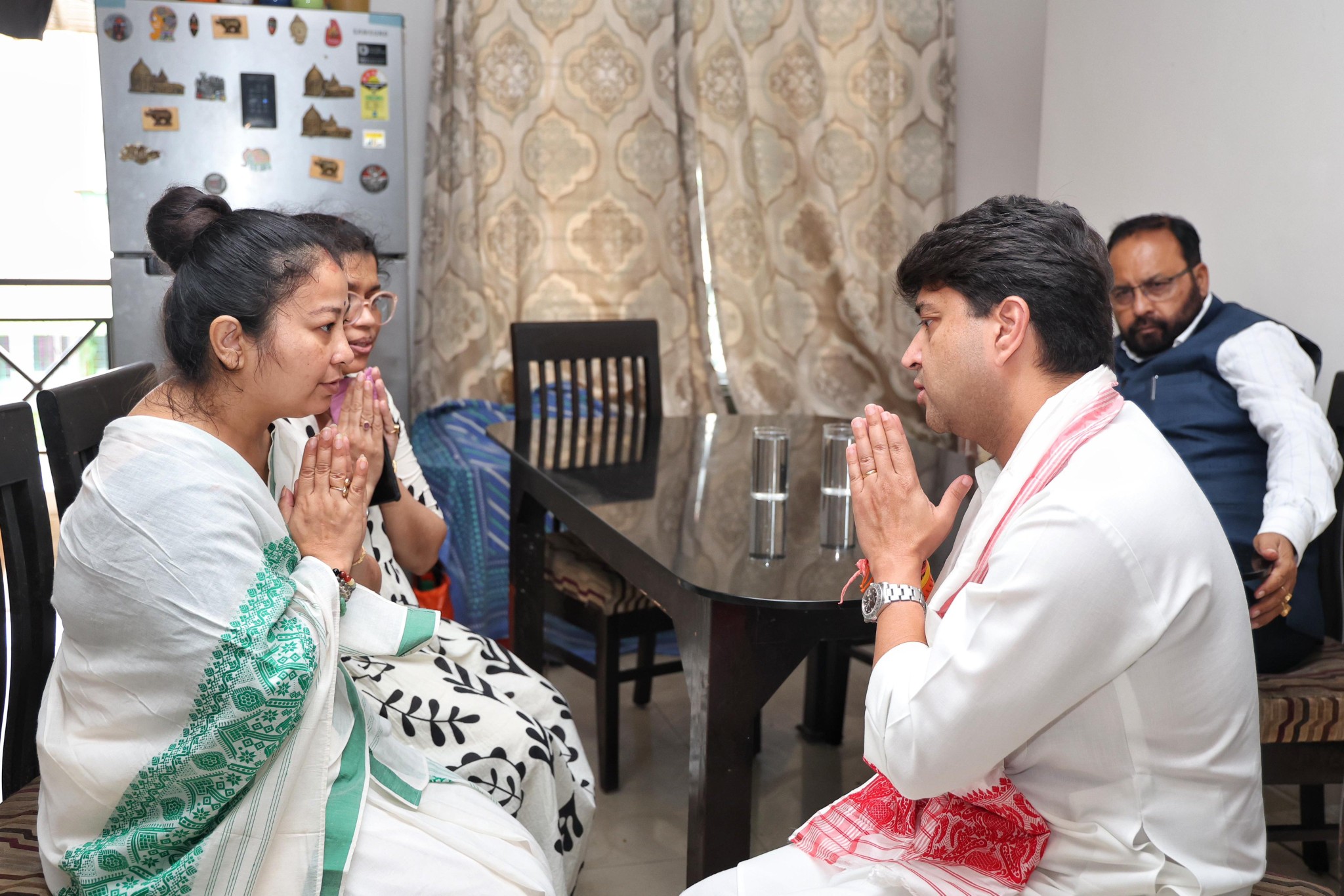 জুবিন গাৰ্গৰ বাসগৃহত উপস্থিত হৈ জ্যোতিৰাদিত্য সিন্দিয়াৰ শিল্পীগৰাকীলৈ শ্ৰদ্ধাঞ্জলি