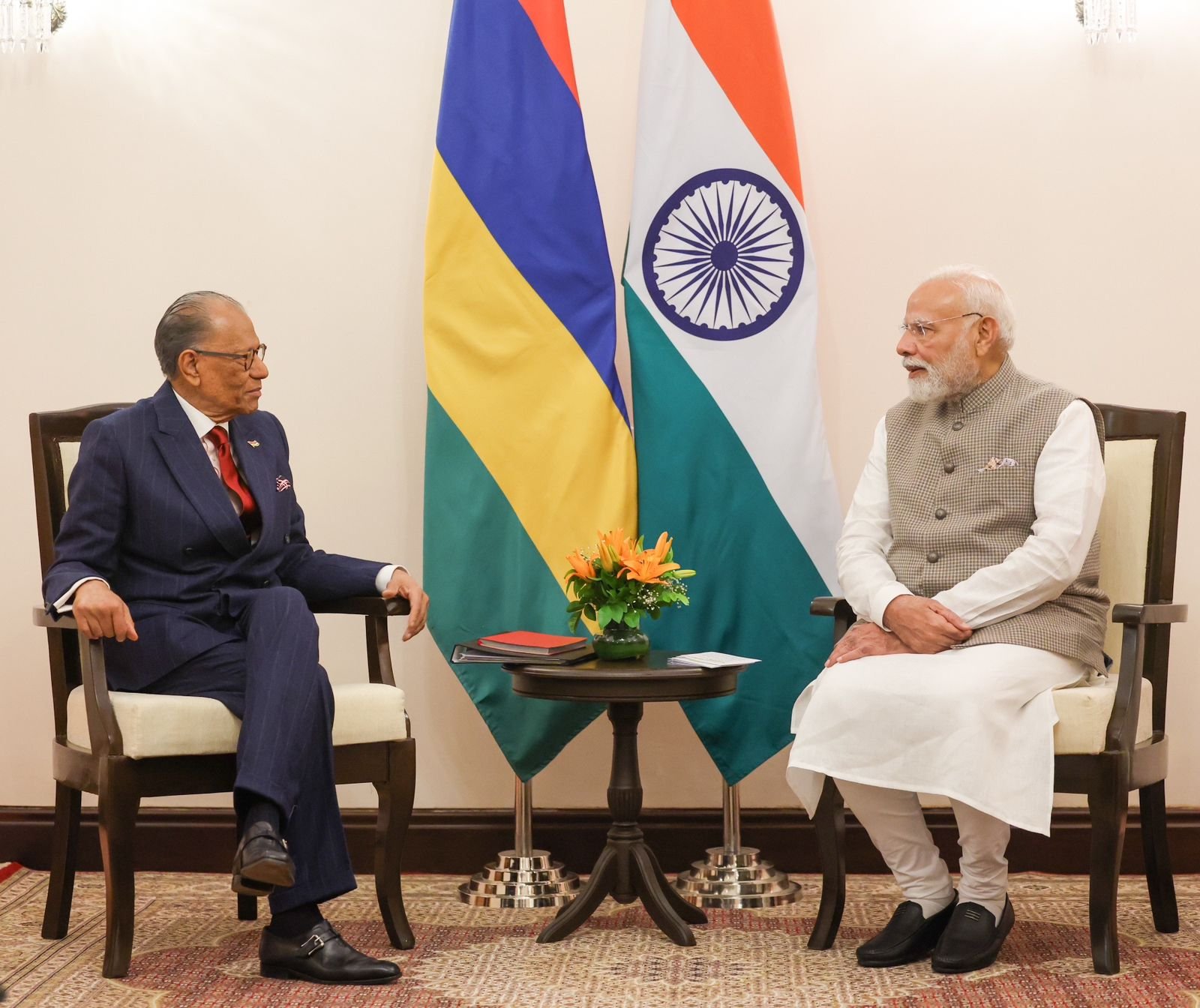 PM Modi, Mauritius PM Ramgoolam Review Bilateral Ties in Kashi