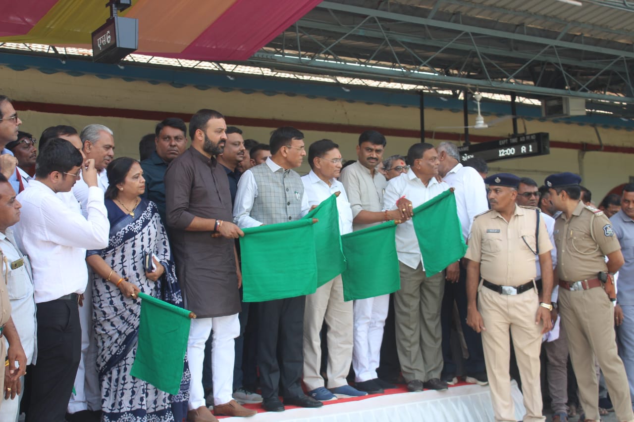 કેન્દ્રીય મંત્રી ડો.મનસુખ માંડવિયાએ રાજકોટ ખાતેથી વેરાવળ-જબલપુર એક્સપ્રેસ ટ્રેન અને 7 જોડી ટ્રેનોના સ્ટોપેજનો શુભારંભ કરાવ્યો