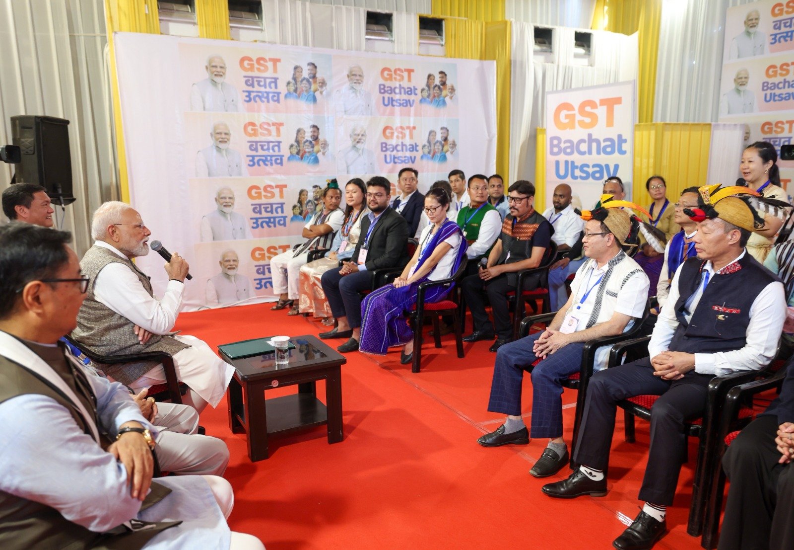 प्रधानमंत्री मोदी ने ईटानगर में व्यापारियों और उद्यमियों से की बातचीत